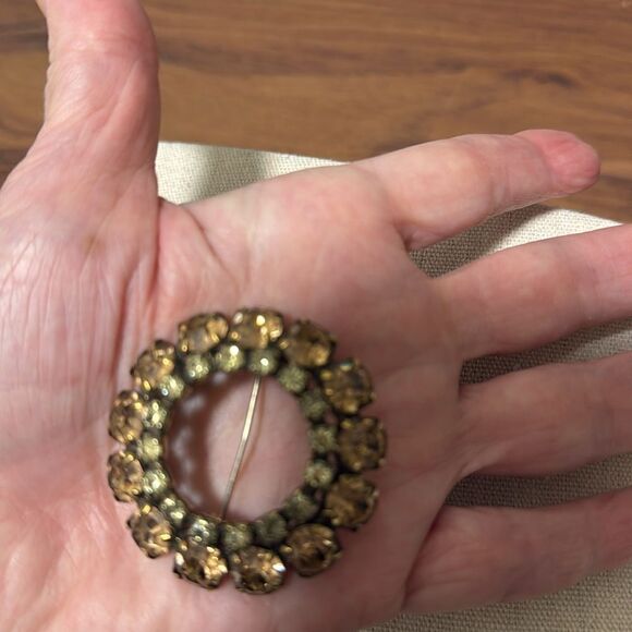 Vintage Regency Signed GoldTone Pale Green & Amber  Rhinestone Circle Brooch. - Picture 4 of 6